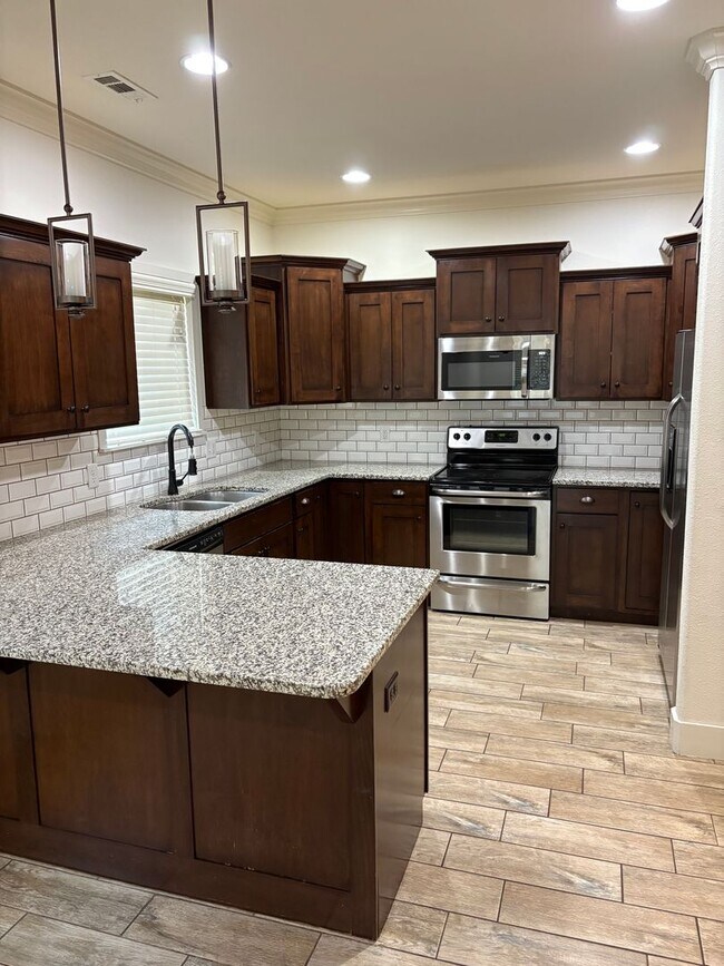 Building Photo - BEAUTIFUL HOME IN GREAT LOCATION!