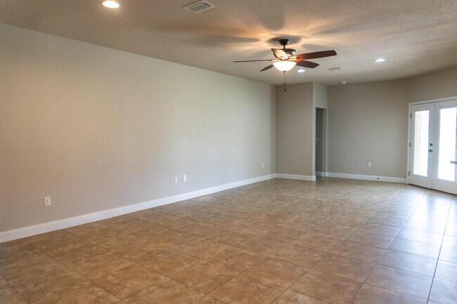 Building Photo - 4644 Chanan Dr