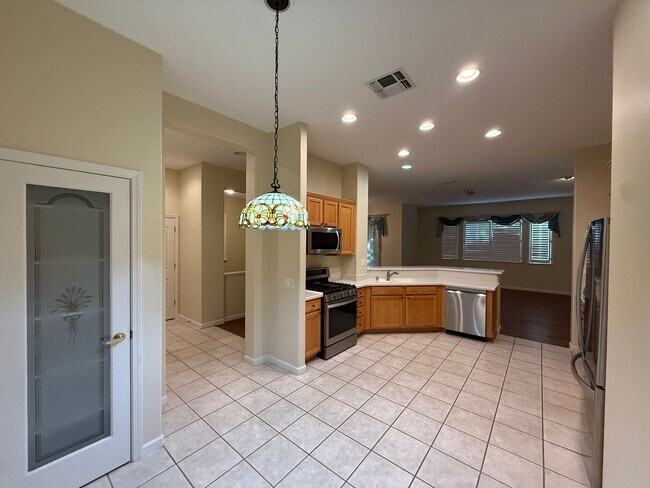 Building Photo - Heritage Lakeside 55+ Active Community!