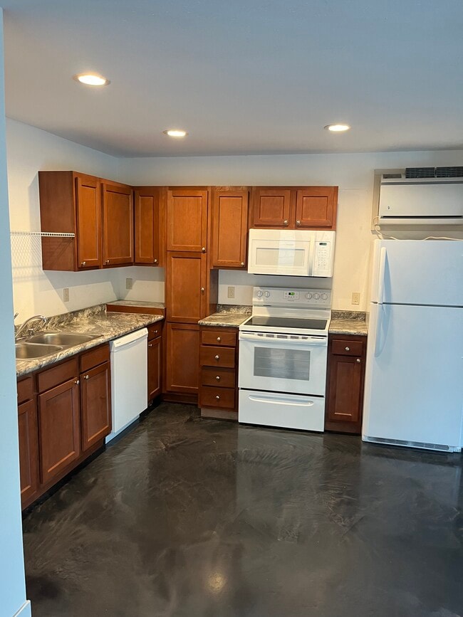 Building Photo - 1552 Beloit Ave