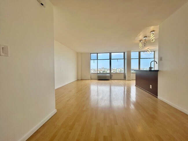 Building Photo - Spacious 2 Bedroom 1 Bath with Downtown Vi...