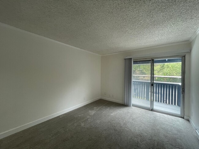 Building Photo - Completely Remodeled Top Floor