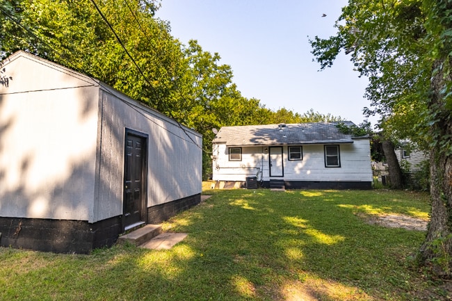 Building Photo - 708 N Oswego Ave
