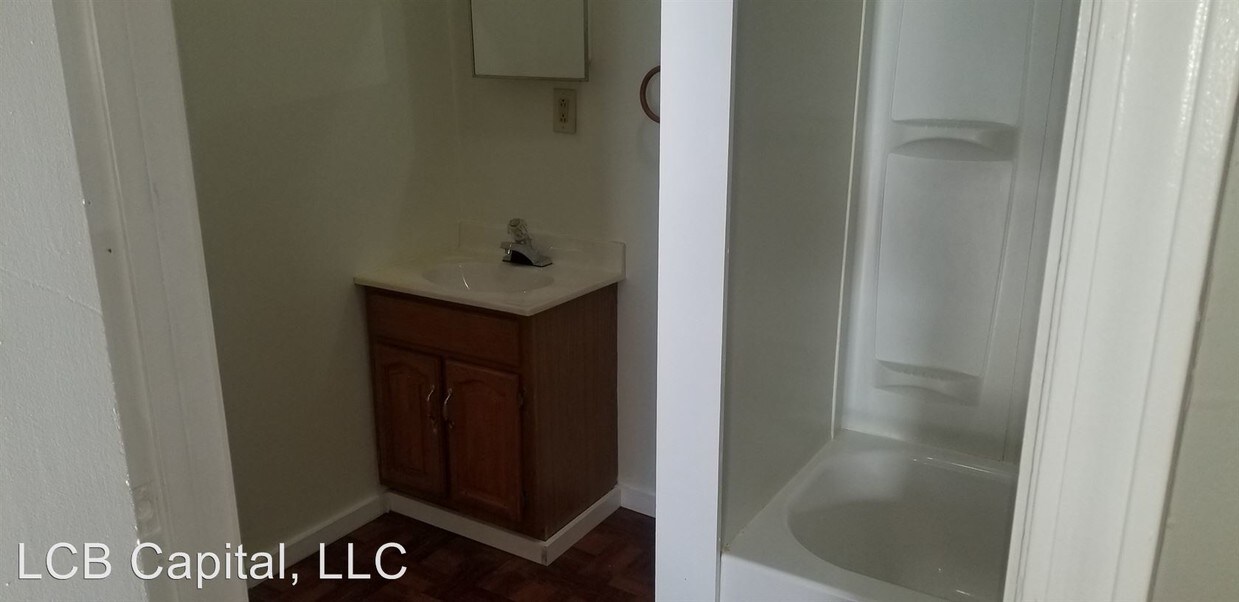 Building Photo - 4 E Oakwood Pl
