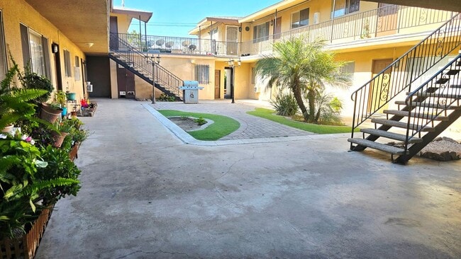 Building Photo - 4613 Canoga St