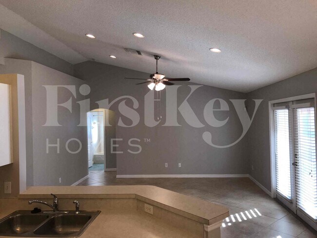 Foto del edificio - 1550 Golfside Village Blvd