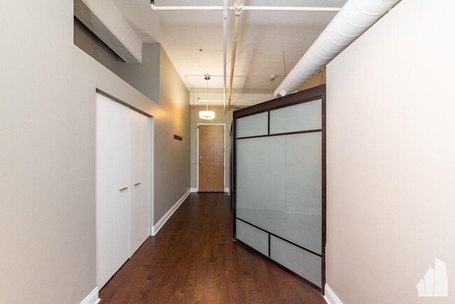 Building Photo - 1 bedroom in Chicago IL 60605