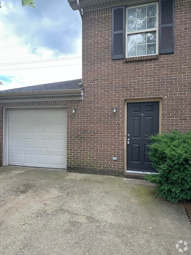 Building Photo - 205 Tanbark Dr
