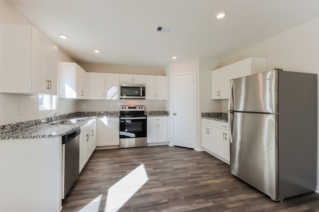 Building Photo - 303 Big Oak