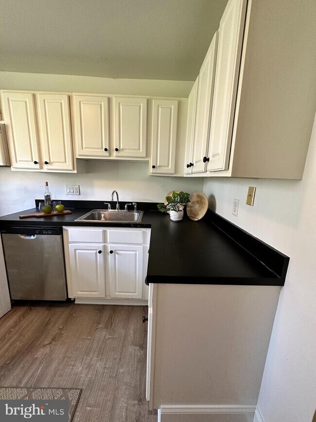 Building Photo - 349 Homeland Southway