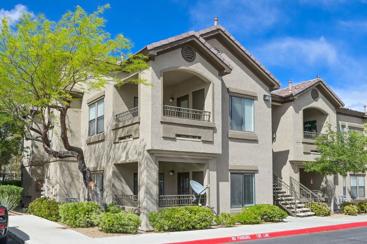 Foto principal - NW!! Gated!!! Clubhouse!!!Community Pool!!! 1st Floor Condo!!! Wood like floors!! No Carpet!!