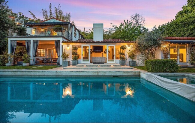 Building Photo - 1514 Sunset Plaza Dr