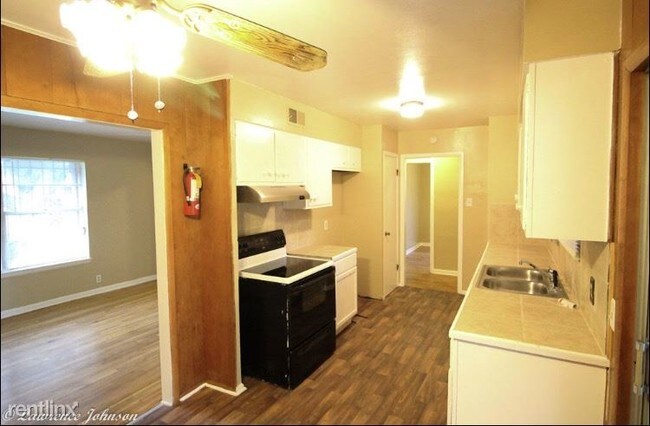 Foto del edificio - 5010 Stoneleigh Dr