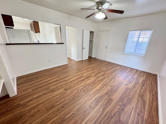 Building Photo - 5223 De Longpre Ave