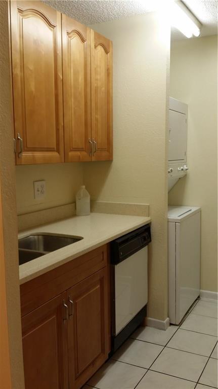 Building Photo - 9988 Twin Lakes Dr