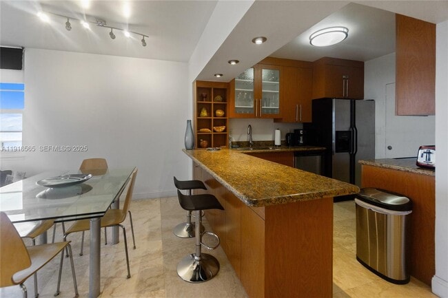 Building Photo - 100 Lincoln Rd