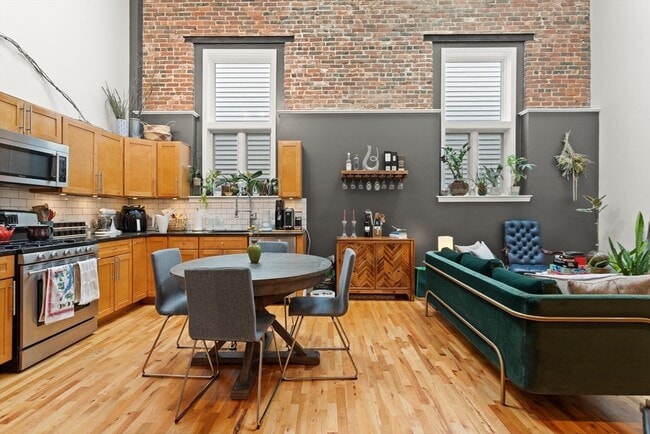 Building Photo - 340 Saratoga St