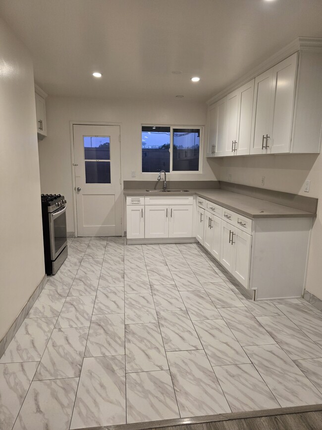 Kitchen - 218 E Chevy Chase Dr