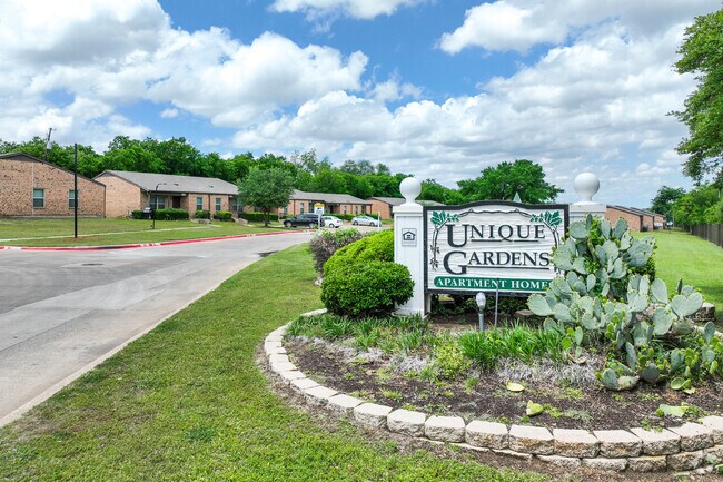 Entrada - Summit at Unique Gardens Apartments
