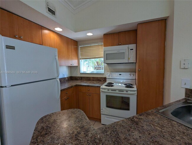 Foto del edificio - 3430 Pinewalk Dr N