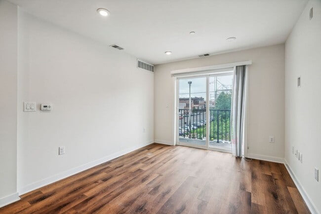 Interior Photo - Graduate Pointe