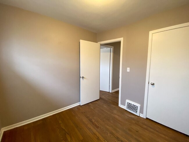 Building Photo - 3 Bedroom Single Family