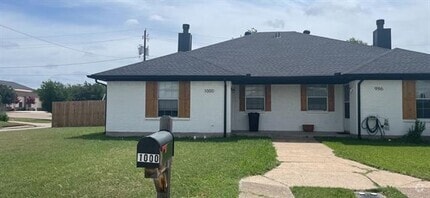 Building Photo - 1000 Meadow Cir N