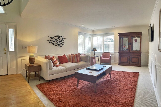 Building Photo - 2009 Sweetbriar Ln