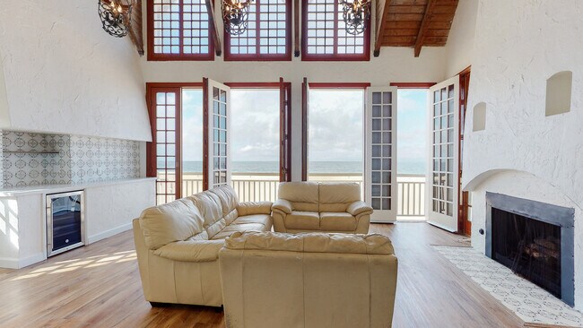 Building Photo - 428 The Strand