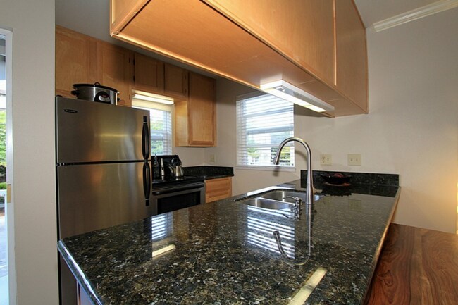 Building Photo - Recently Updated 1 Bed Condo in Ballard!