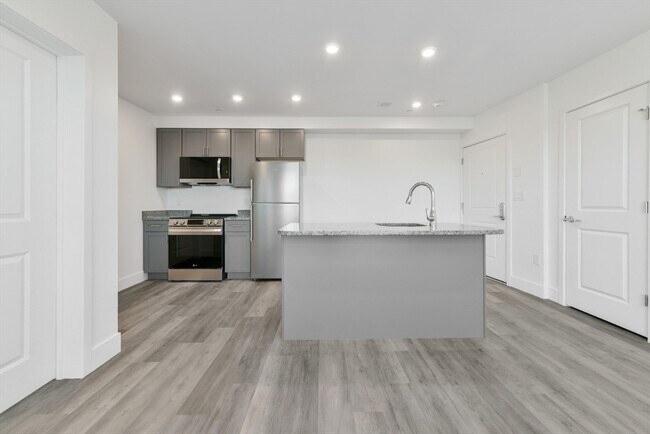 Building Photo - 585 Essex St