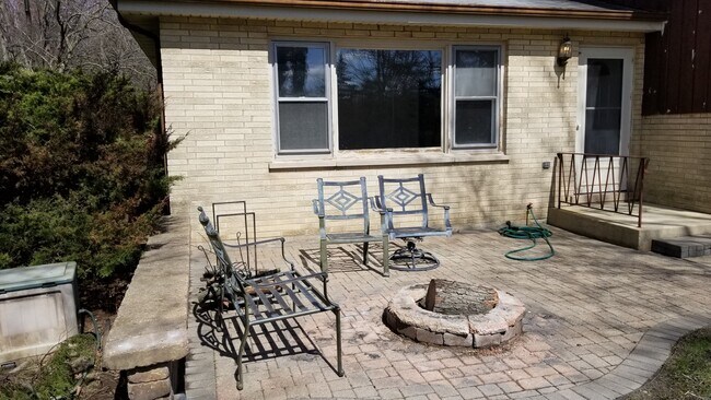 Building Photo - 29W730 North Ave