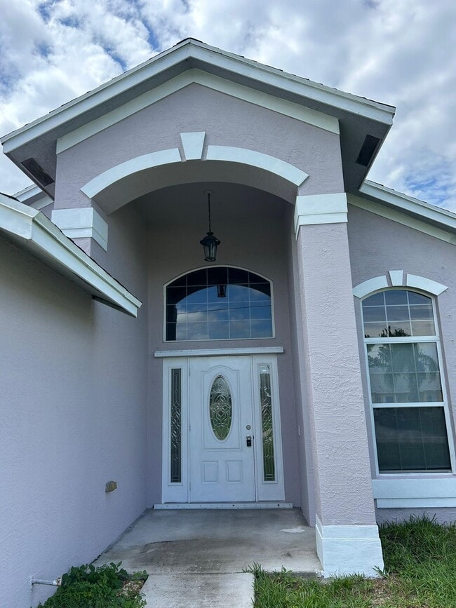 Building Photo - 674 SE Thornhill Dr