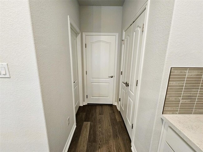 Foto del edificio - 104 Greinert Dr