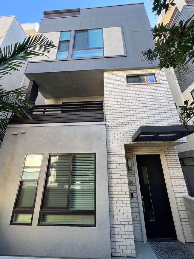 Building Photo - Beautiful Tri-Level 3 bed 3+ bath home ava...