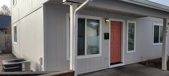 Foto del edificio - 241 NE School St