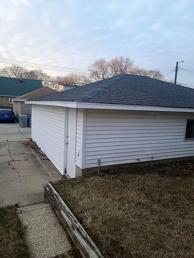 Building Photo - Newly Renovated Single Family Home