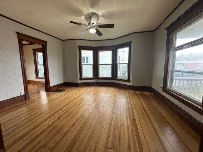 Building Photo - Charming 5 Bedroom 2 Bathroom House