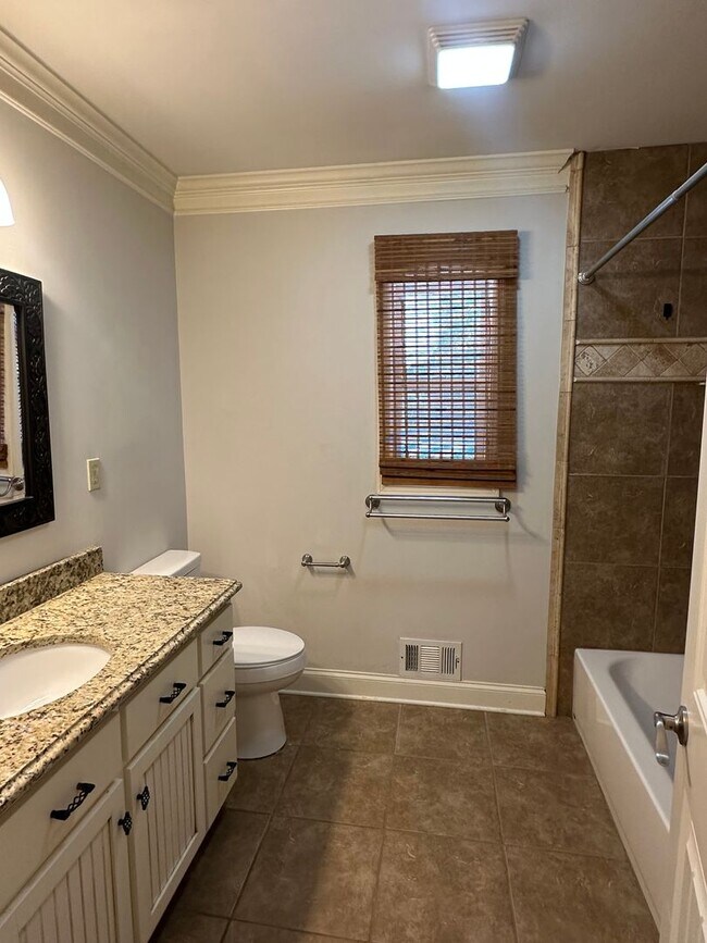 Building Photo - 3 Bedroom Home in the Heart of Gainesville!