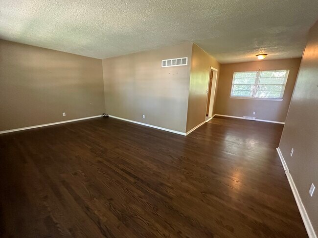Building Photo - 6517 NW Hilldale Dr