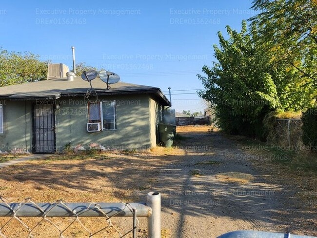 Building Photo - 2 bedroom 1 bathroom house.
