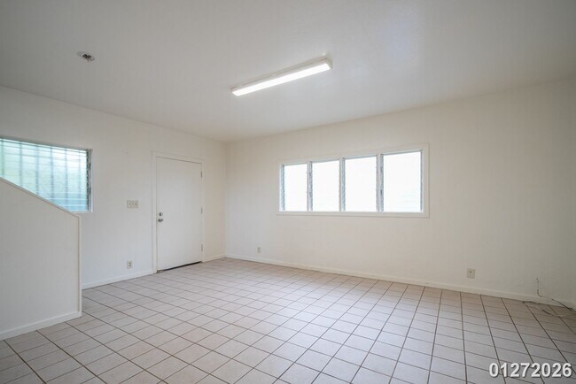 Foto del edificio - $2,200 /  2 Bed/ 1 Bath Spacious Duplex Centrally Located in Pearl City (Waiawa)