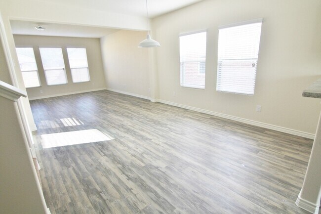 Foto del edificio - Millbrook - 1931 Mosley Dr, Lancaster, TX,...