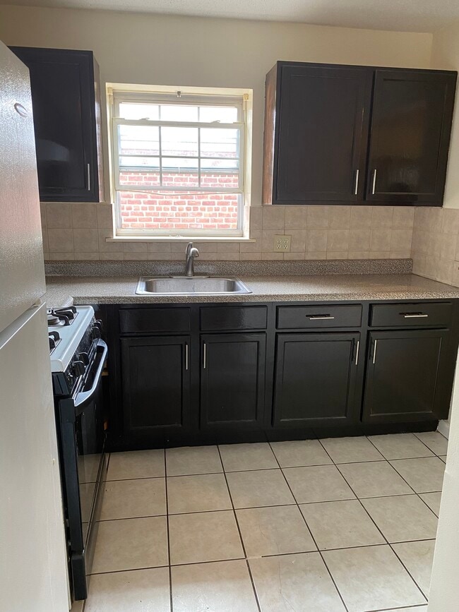 Kitchen - 4350 De Reimer Ave