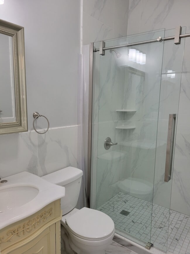 Baño - 8540 102nd St