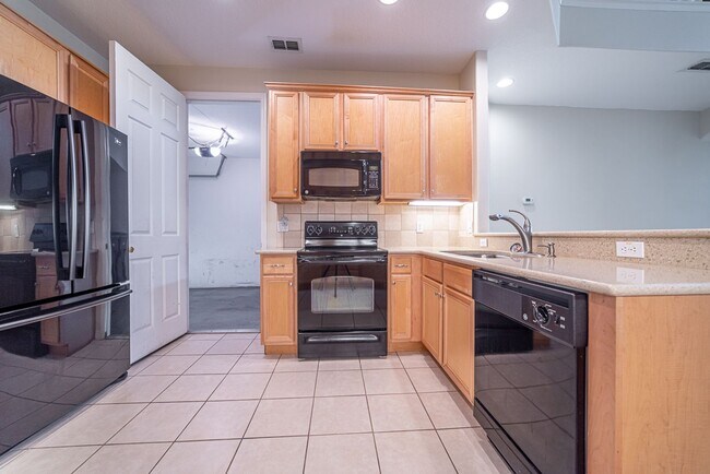 Foto del edificio - Beautiful 3 Bedroom + 2.5 Bathroom + Loft ...