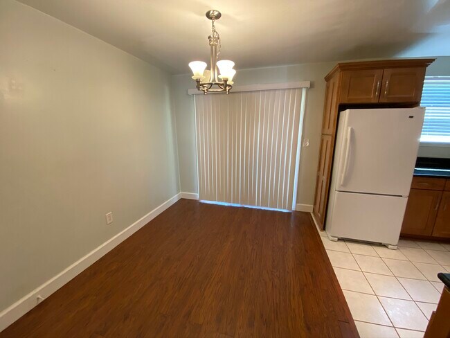 Building Photo - 1022 Carriage Dr