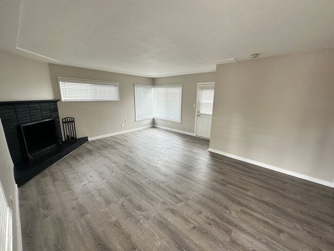 Building Photo - Renovated in 2023!! 4BD/2BA; Quick Walk to Campus