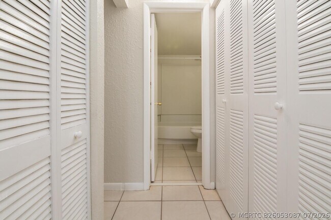 Building Photo - 2771 Riverside Dr