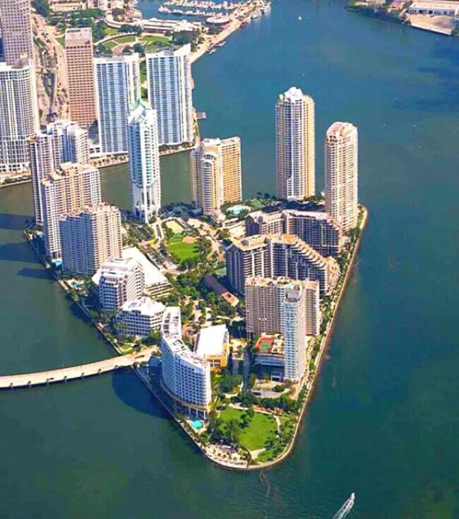 Building Photo - 540 Brickell Key Dr